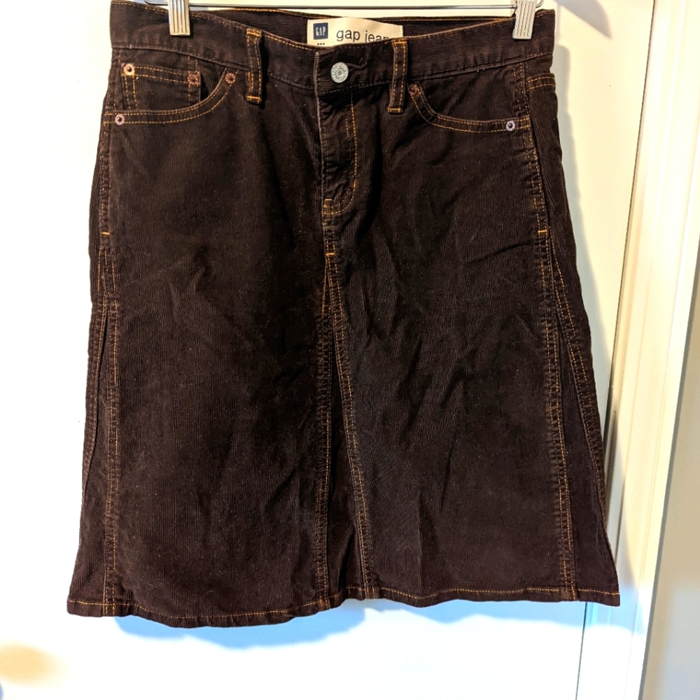 Ready for Fall - Gap Corduroy Skirt - Size 6 - Looks great with boots